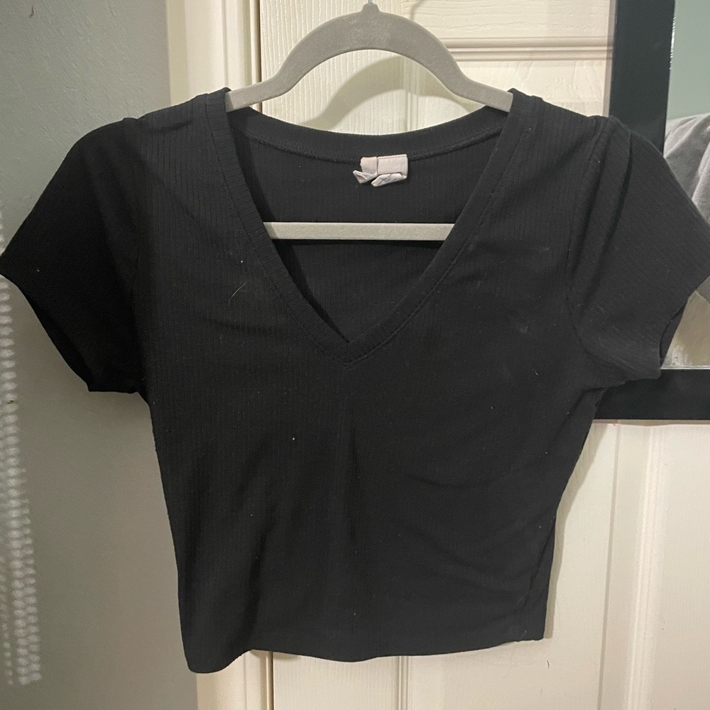 Tilly's Black V-Neck Ribbed Short Sleeve Tee
